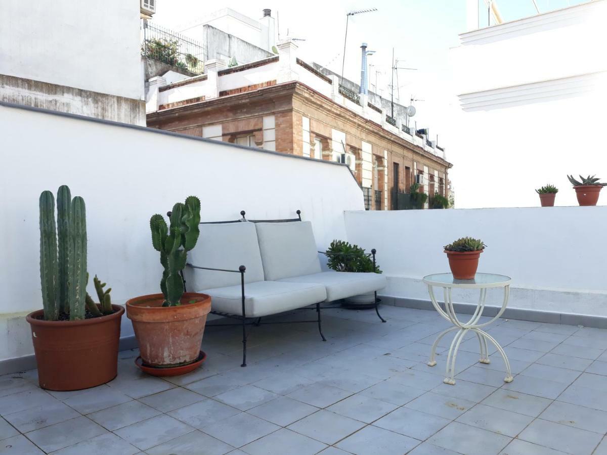22 Calle Joaquin Costa * Sevilla
